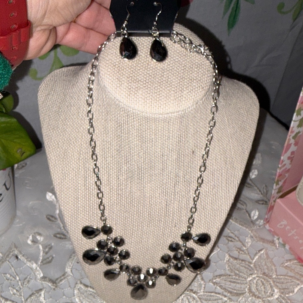 Paparazzi Black Teardrop Necklace with Earrings